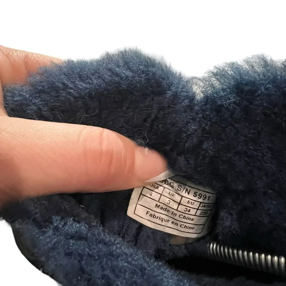 UGG Bailey Button II Boot Sheepskin Classic Boots Size 4 - Picture 7 of 7